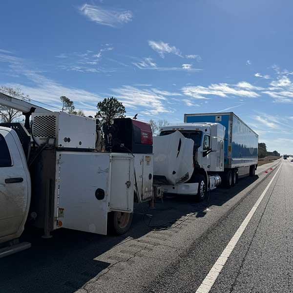 Picture of a semi truck broken down on side of I 15 and Bennet Mobile Truck Repair responding to a emergency diesel repair
